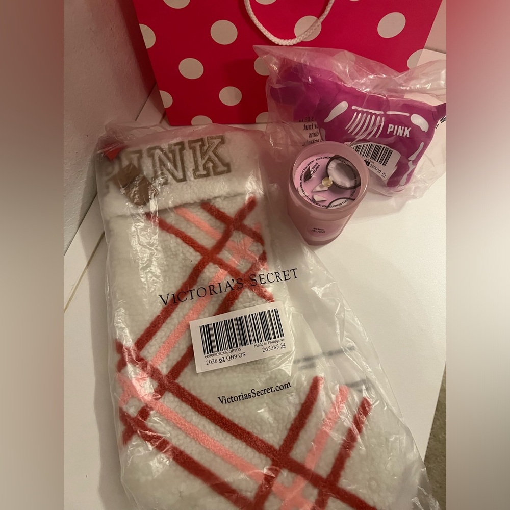 Bundle🎄Pink Victoria's Secret 🎄Holiday Stocking 🎄candle & pink mini 🐶 Dog - Picture 1 of 6